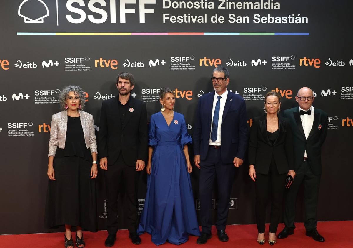 Imagen principal - Vestidos negros y banderas palestinas: un 'glamour' solidario